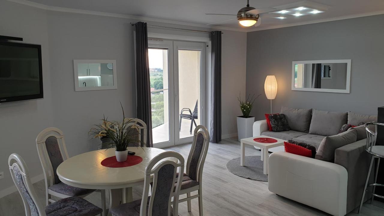 Apartamenty Podzamcze วาลบ์จิก ภายนอก รูปภาพ
